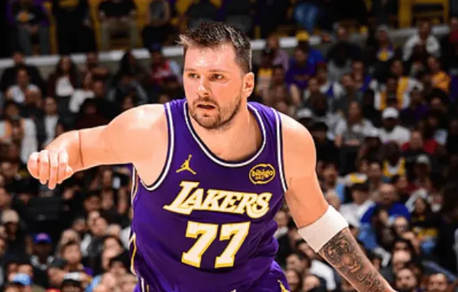 体育直播-雷迪克：东契奇感到左腿筋有些酸痛，目前还无法判断伤情